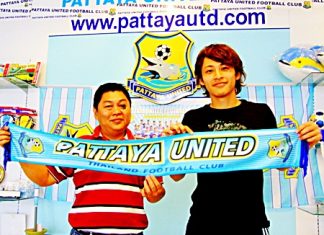Kesuke Okava, right, is unveiled by Sombat Pinuasiri, the Assistant Manager of Pattaya United FC, to the media at a press conference held on January 14.